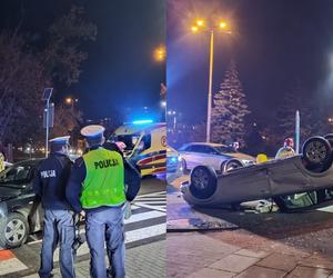 Poważny wypadek na Placu Pokoju Toruńskiego. Auto dachowało