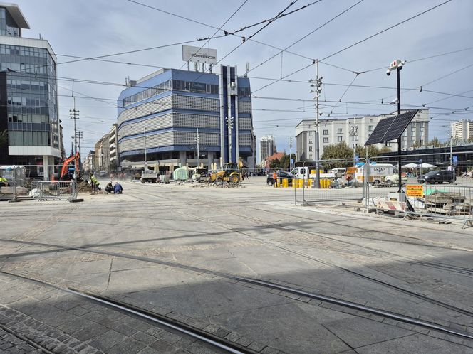 Tramwaje wróciły na Rynek w Katowicach. A to wciąż plac budowy