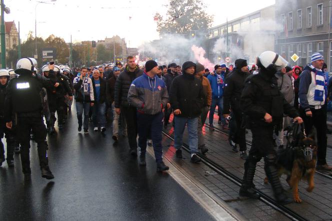 Przemarsz kibiców Wisły Płock na Inea Stadion w Poznaniu