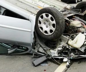 Uderzył w lampę. Auto do kasacji. Dla kierowcy punkty karne i mandat