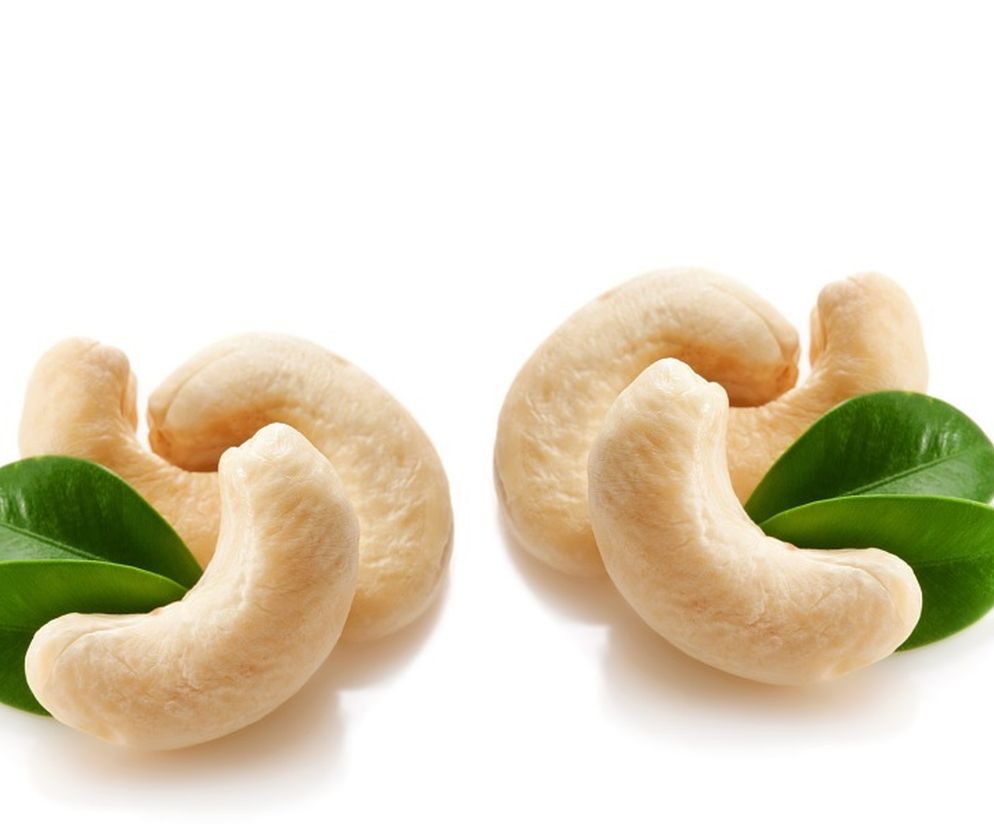 Nerkowce (orzechy nerkowca)  mają wiele  wartości odżywczych  i  właściwości zdrowotnych .