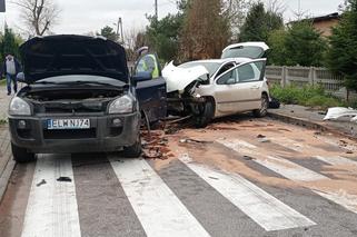 Wypadek koło Brzezin. Zderzenie trzech aut. Volkswagen przebił betonowy płot