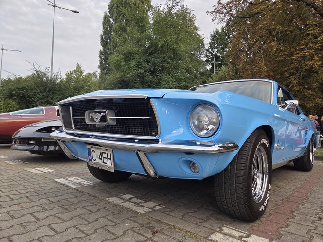 Klasyczna motoryzacja znów zachwyciła Bydgoszcz. „Bydgoskie Klasyki Nocą” przy Torbydzie