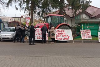 Protest pod Urzędem Gminy w Grucie