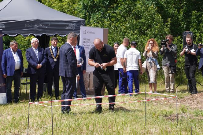 Mistrzostwa w kopaniu grobów na czas w Targach Kielce