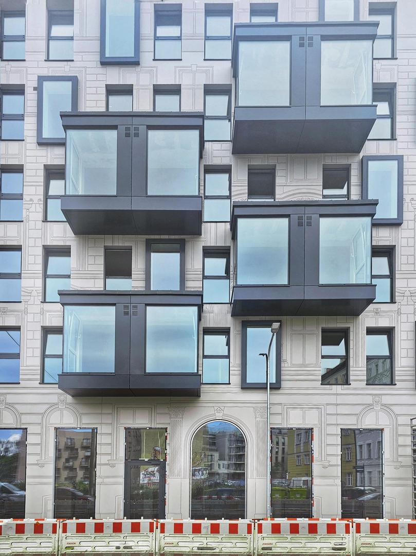 Nowa Kurkowa we Wrocławiu - zdjęcia elewacji i wnętrz budynku w trakcie prac wykończeniowych