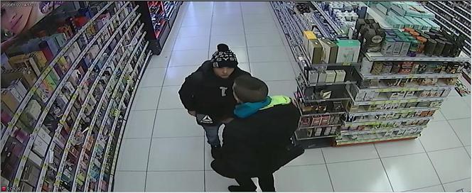 Policja poszukuje złodziei! Nagrał ich monitoring. Poznajesz ich? DZWOŃ na komendę! 