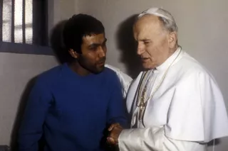 Zamach na Jana Pawła II. Papież przeżył DWA zamachy rok po roku - drugi był w Fatimie 