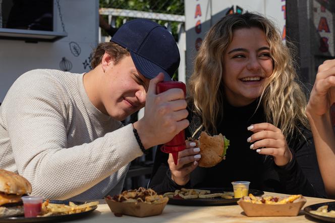 Młodzi ludzie spożywający fast food