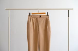 Zapomnij o nudnych jeansach. Te spodnie zawojują ulice w najbliższych miesiącach