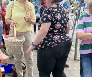 Europosłanka Wcisło buszuje na bazarku.