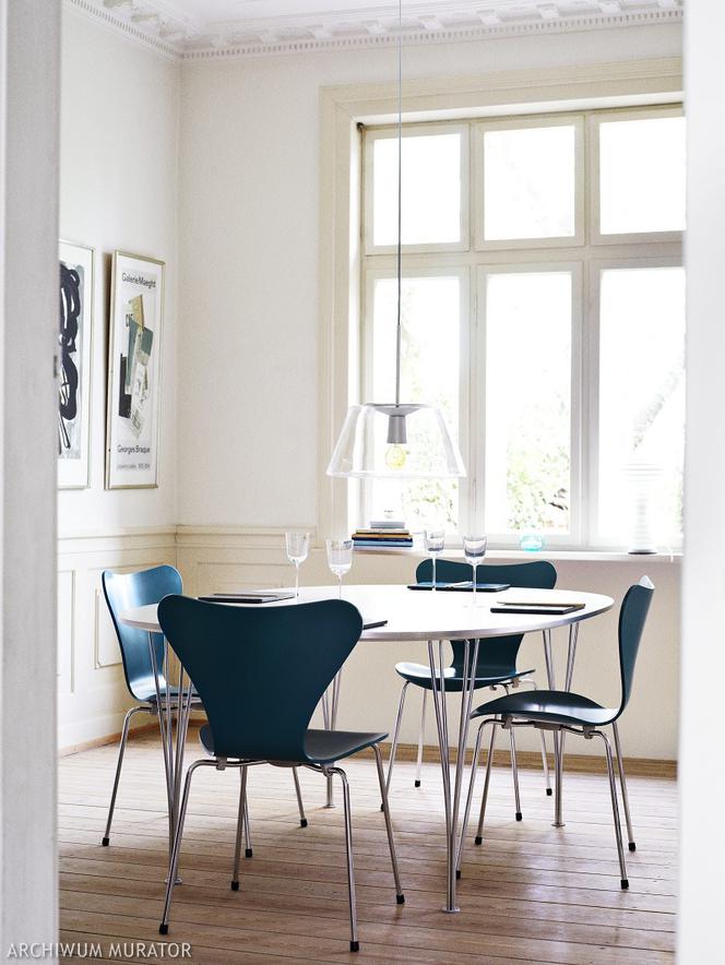 Krzesła projektu Arne Jacobsena