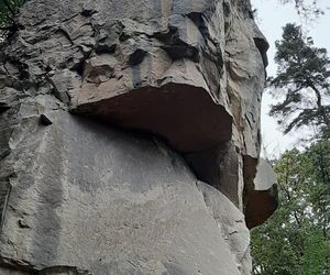 Ten głaz niósł sam diabeł. Poznaj historię Kamienia Leskiego