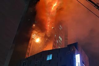 Płonący wieżowiec! 88 rannych. Dramatyczna akcja ratownicza. ZDJĘCIA