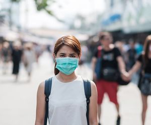 Ktoś stoi obok ciebie i nie ma maseczki? Zobacz, co może się wtedy stać