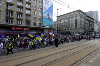 Strajk Kobiet na ulicach z czołgiem i traktorem. Demonstracja przeciwko wojnie