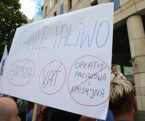 Protest przeciwko zakazowi sprzedazy aut spalinowych