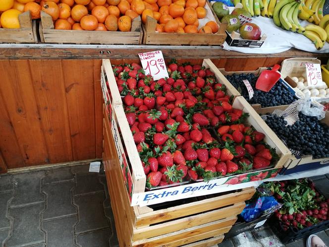 Ceny truskawek w Krakowie. Za ile kupimy truskawki? Czy można już znaleźć polskie?