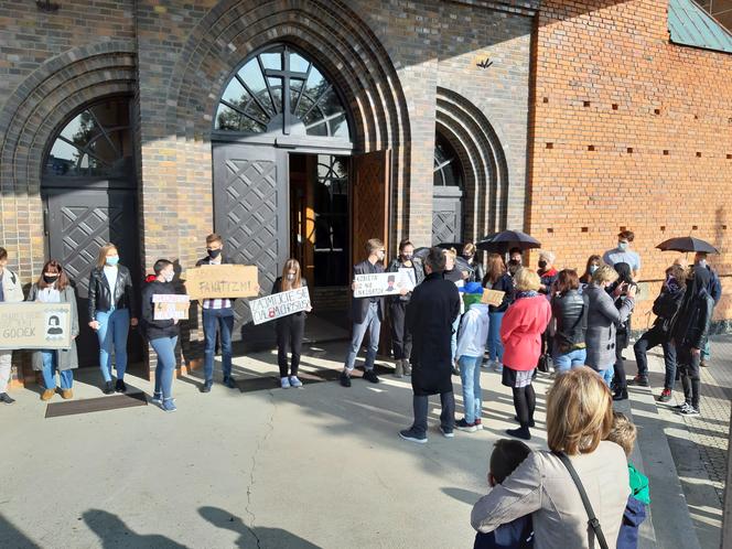 Protest pod kościołem św. Antoniego w Lesznie