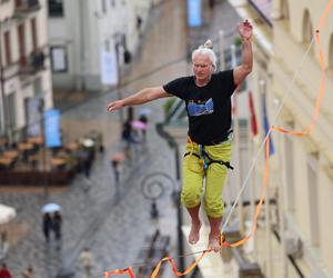   Urban Highline Festival 2023 w Lublinie. Slacklinerzy robią cuda na linach!