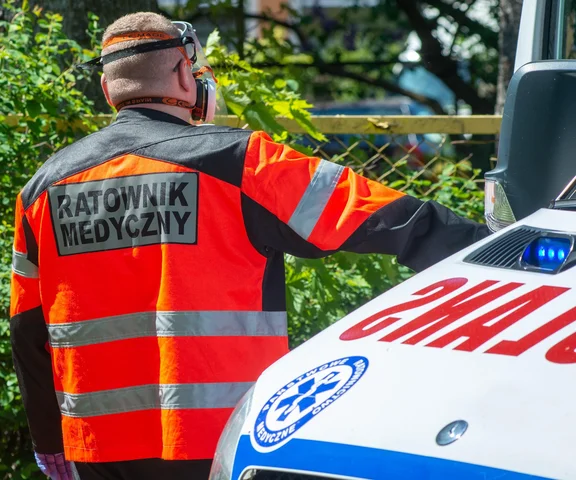 Awantura w karetce. Pacjent groził śmiercią ratownikom