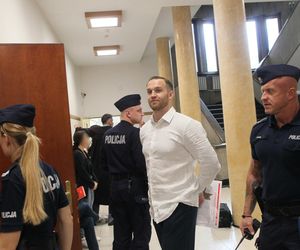 „Byłam obok, gdy tłukli Maćka”. Oskarżony o śmiertelne pobicie Maćka na Nowym Świecie z uśmiechem na twarzy słuchał zeznań świadków