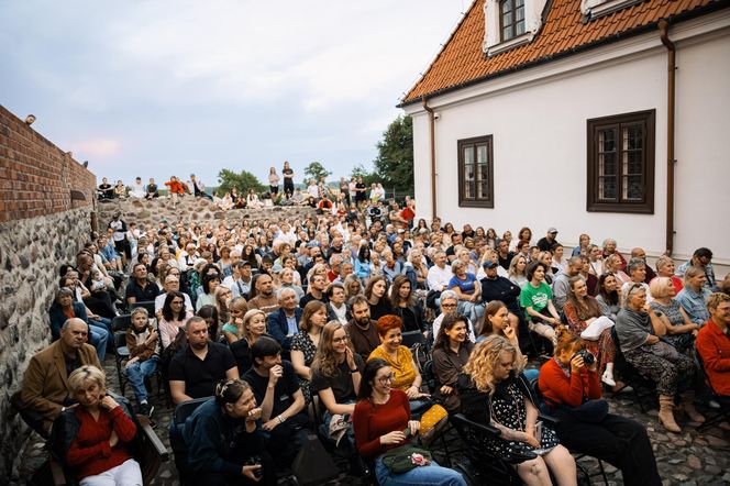 W sobotę 19 lipca publiczność zgromadziła się na spektaklu „Ślub”, opartym na dramacie Witolda Gombrowicza