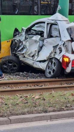 Poważny wypadek na Zamenhofa w Poznaniu. Tramwaj zderzył się z samochodem osobowym