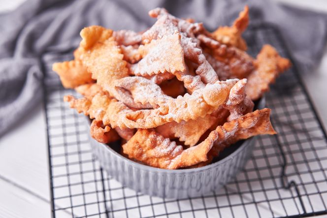 Kruche faworki ze śmietaną – babciny sekret na lekkie jak piórko chrusty