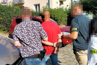 Policjanci zatrzymali pięć osób, które odpowiedzą za uprowadzenie i znęcanie się nad 44-latkiem