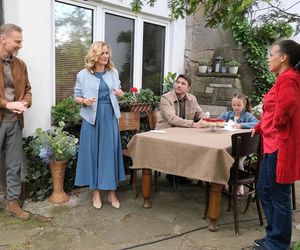 M jak miłość, odcinek 1885. Andrzej (Krystian Wieczorek), Julia (Marta Chodorowska), Dima (Michaił Pszeniczny), Nadia (Mira Fareniuk), Magda (Anna Mucha)