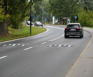 Drogowcy montują progi zwalniające na ul. Vogla. Rok temu rozpędzone BMW z trzema mężczyznami wbiło się tu w drzewo i spłonęło