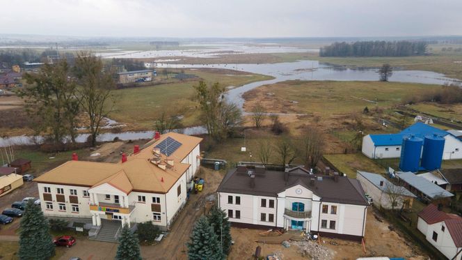 To najdłuższa wieś w województwie podlaskim. Z lotu ptaka wygląda jak wielkie osiedle!