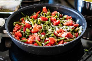 Fasolka szparagowa duszona z pomidorami - szybki i zdrowy pomysł na fasolkę