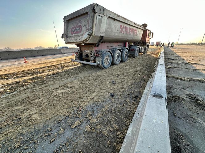 Potężny chaos na autostradzie A2. Na jezdnię i auta wysypały się tony piachu. Korek ma ponad 10 km