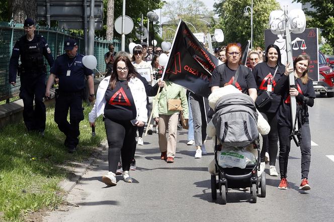 Marsz dla Kamilka z Częstochowy. Tłum skanduje: „Odpowiecie za to”, „Mordercy” pod siedzibą MOPS