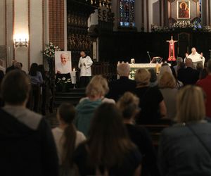 Msza święta w Warszawie za zmarłego papieża Franciszka. Archidiecezja warszawska podała nową datę