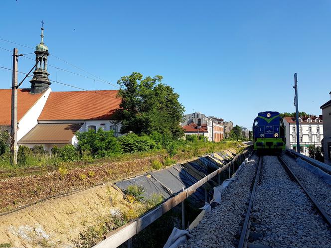 Kraków: Pierwsza lokomotywa przejechała po nowych estakadach kolejowych na Grzegórzkach