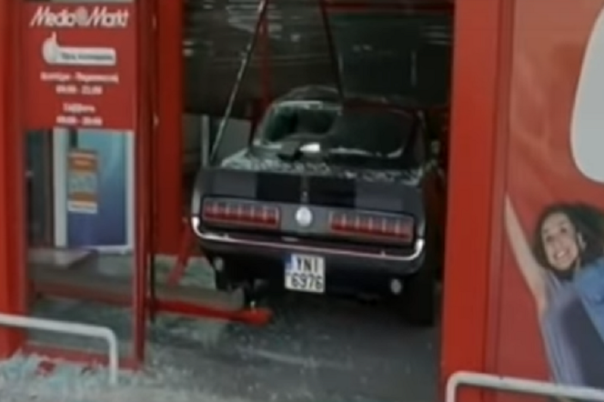 Ukradli klasycznego Mustanga, żeby wjechać w drzwi sklepu elektronicznego. Łupem padły trzy konsole, a auto porzucili 