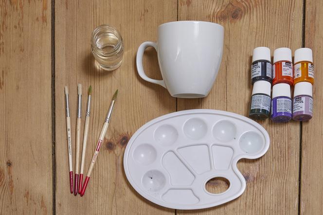 Jak ozdobić ceramiczny kubek – krok po kroku 