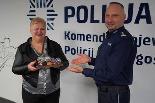 Komendant Wojewódzki Policji w Bydgoszczy, przekazał na aukcję WOŚP 19 unikalnych monet