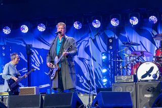 Trzy wielkie osobowości uniknęły katastrofy. Wspominamy historię Them Crooked Vultures