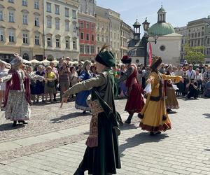 Polonez wiosenny na Rynku Głównym w Krakowie