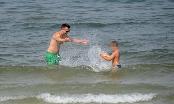 KATARZYNA CICHOPEK Z RODZINĄ NA PLAŻY