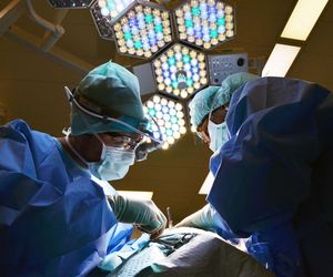 Neurochirurdzy ze szpitala im. Kopernika w Łodzi testują innowacyjne implanty kręgosłupa. Nie zakłócają badań obrazowych