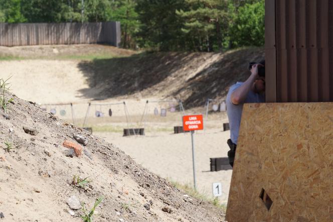 Piknik strzelecki w Bydgoszczy. Tłumy miłośników broni na strzelnicy garnizonowej [ZDJĘCIA]