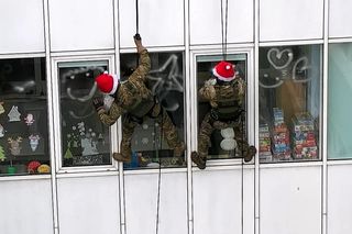 Kontrterroryści w czapkach św. Mikołaja zwisali z dachu szpitala. Zrobili to dla dzieci