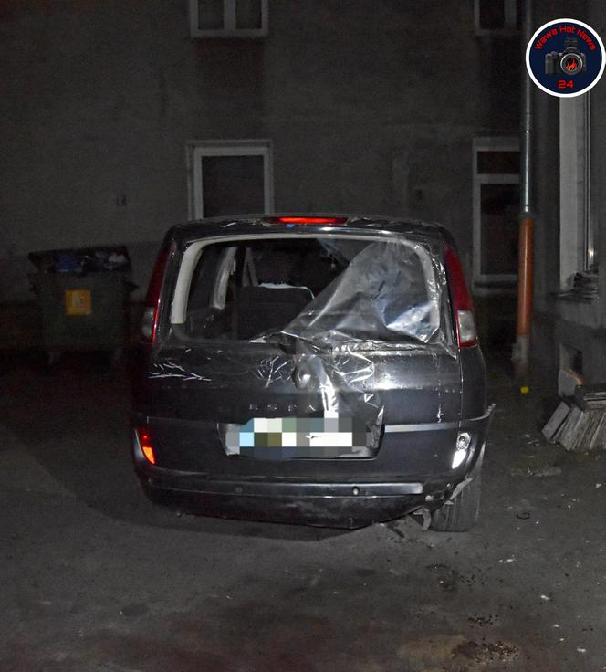 Poobijane Renault zostało na podwórku przy Grochowskiej. Jego kierowcy na razie ciągle policyjne psy nie wywąchały