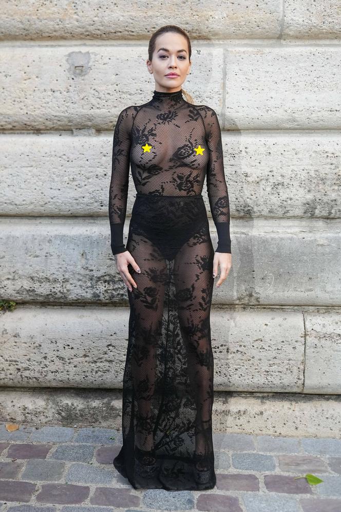 Rita Ora w długiej, siatkowanej sukni na pokazie mody w Paryżu!