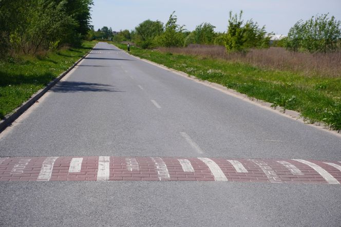 Na prostym odcinku drogi biegnącym przez łąki ustawiono aż osiem progów zwalniających 